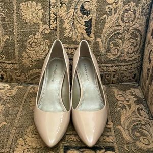 Bandolino high heels 3.5” lacquered tan
